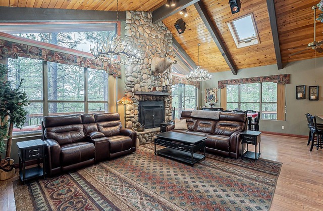 Custom 6 Bedroom 4 full bathrooms Cabin with Amazing hillside Views, fenced lot.
