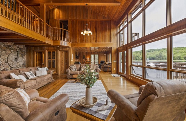 Custom built resort on private lake with kayaks, hiking,