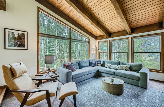 Custom cabin nestled in the trees, quick drive to the slopes!