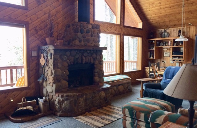 Custombuilt, Stylish Hillside 2-bdrm home.Views,pines, privacy, 3 miles to town.