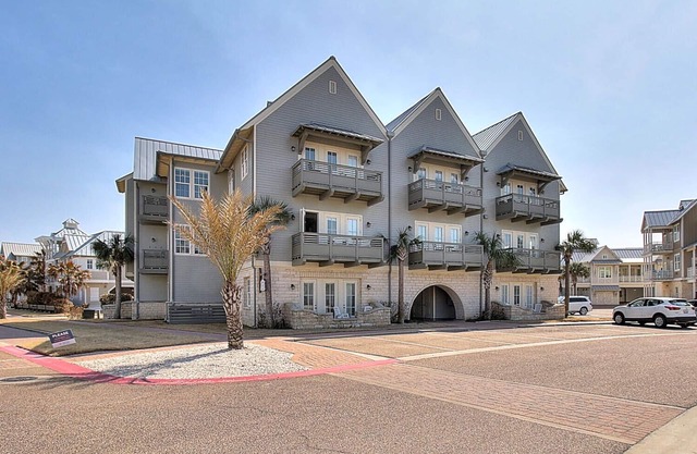 Customized Condo w/Designer Details@Cinnamon Shore w/Great Amenities!