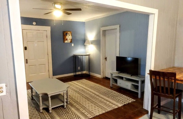 Cute 2 Bedroom 2 Miles From Downtown