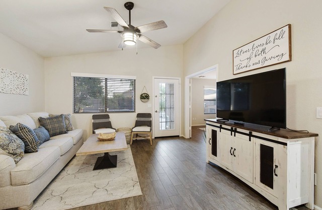 CUTE 3 bedroom home with outdoor kitchen. Sleeps 6