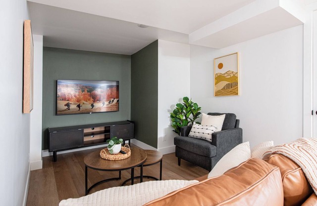 Cute Basement Apt: SUU, Shakespeare Fest, Nat’l Park, Free Parking & EV Charger
