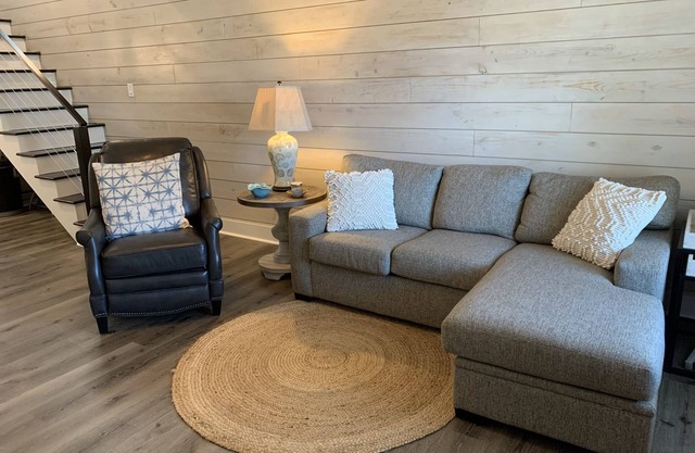 Cute Beach Cottage Loft only 2 Blocks from Galveston Seawall