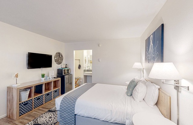 Cute beach room with fast WiFI - walk to downtown shops & eats
