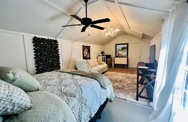 CUTE CABIN, PRIVATE HOT TUB, QUEEN BED, SMALL TOWN, 4 MILES TO RATCLIFF LAKE