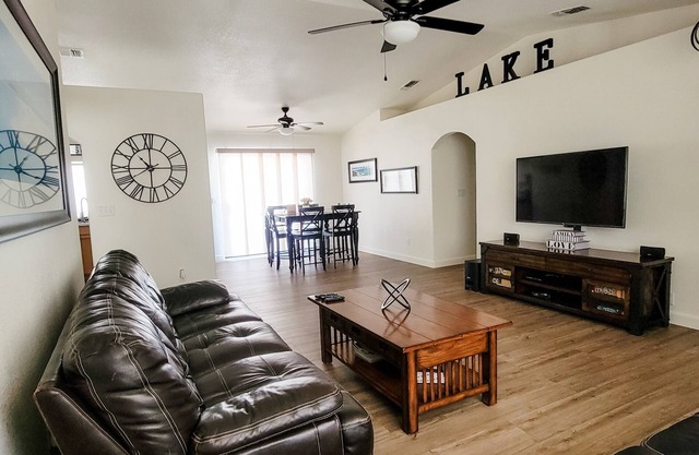 Cute, Clean, Cozy & Bright! Comfortably Sleeps 8 - Ample Boat/Toys Parking.