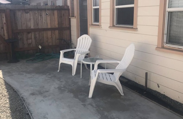 ☕️Cute, cool, central Eureka; pets ok; sleeps 6-8