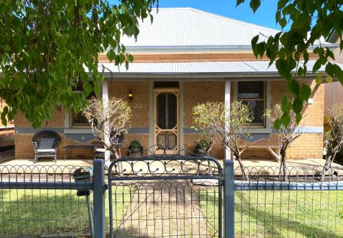 Cute Cottage On Byng - Walk to Town