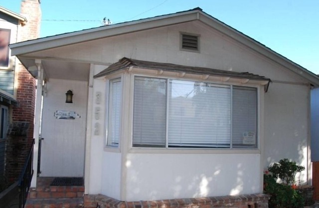Cute Cottage ; Single Story Detached Home. 3br/2 ba