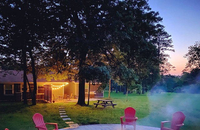 Cute & Cozy Cabin w/ hot tub, huge firepit, foosball and quiet seclusion!