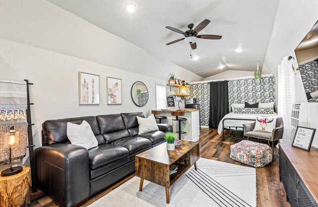 Cute & Cozy Tiny House Minutes to Downtown Waco!