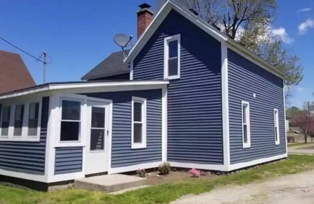 Cute Culver Home close to beautiful lake Maxinkuckee. Pet friendly.