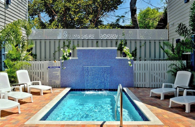 Cute Dog-friendly Tropical Condo with AC, WiFi, & Shared Pool - Snowbirds OK