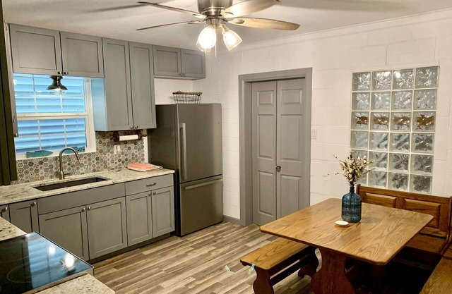 Cute little house within walking distance to food and the beach