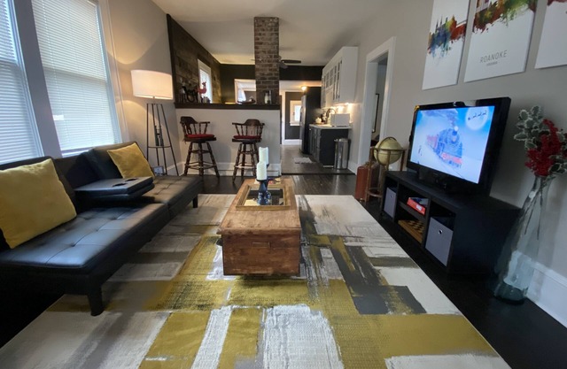 Cute Modern Self check-in Close to DownTown Dog Friendly!
