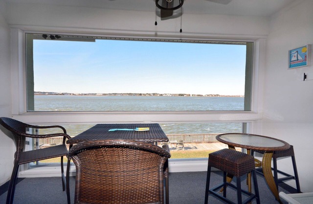 Cute, one bedroom condo with a wonderful view of the bay located downtown!