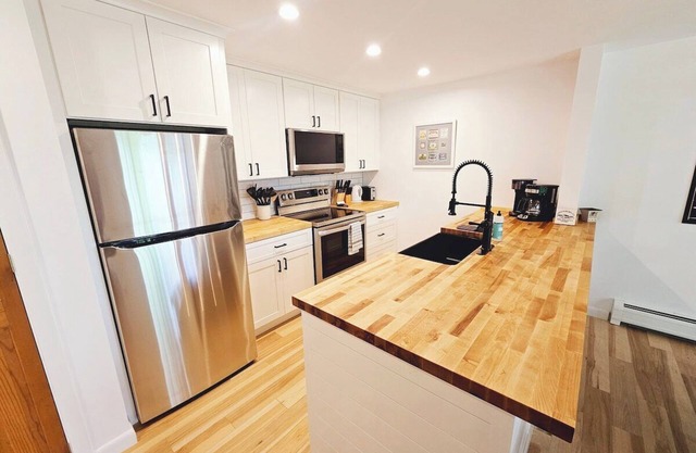 Cute two bedroom condo close to Stowe Mountain