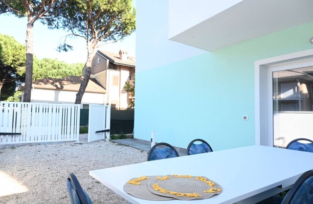 CV003 - Cervia, wide apartment with courtyard and parking space