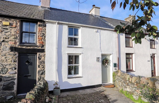CWRT, pet friendly, with open fire in Niwbwrch (Newborough)