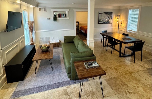 Daffin Delight, Modern Condo for Executive Stays