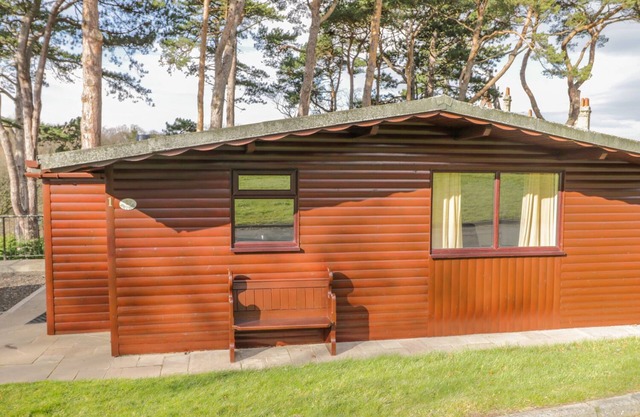 DAFFODIL LODGE, pet friendly, with a garden in Saltburn-By-The-Sea