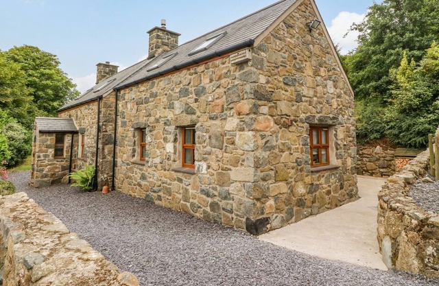 DAIRY COTTAGE, pet friendly, with a garden in Sarn Meyllteyrn