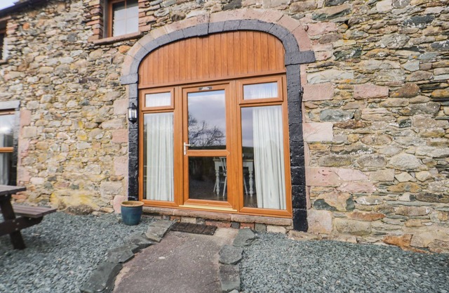 DAISY COTTAGE, character holiday cottage, with hot tub in Penruddock