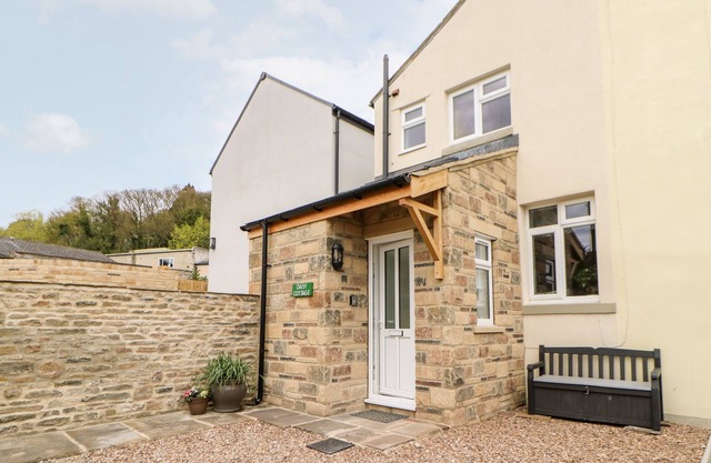DAISY COTTAGE, pet friendly, character holiday cottage in Leyburn