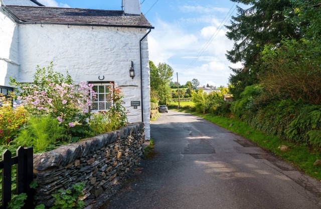 Damson Cottage - Cosy Cottage, 5-minutes walk from village Pub