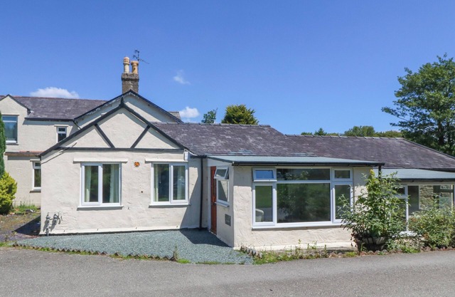 DAPPLEDOWN COTTAGE, family friendly, with a garden in Llandegfan