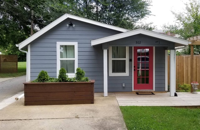 Darling house for 2, ideally located to Bentonville Square/trails. Bike Shed!