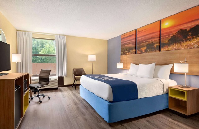 Days Inn & Suites by Wyndham Merrillville