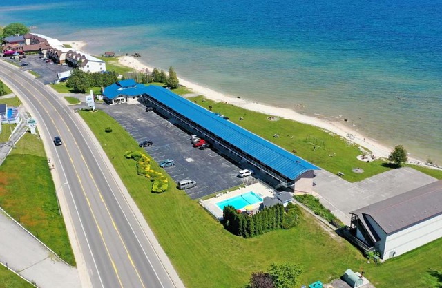 Days Inn & Suites by Wyndham St. Ignace Lakefront