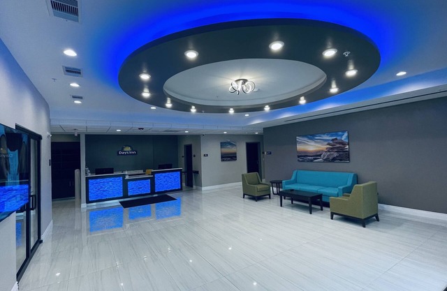 Days Inn & Suites by Wyndham Greater Tomball