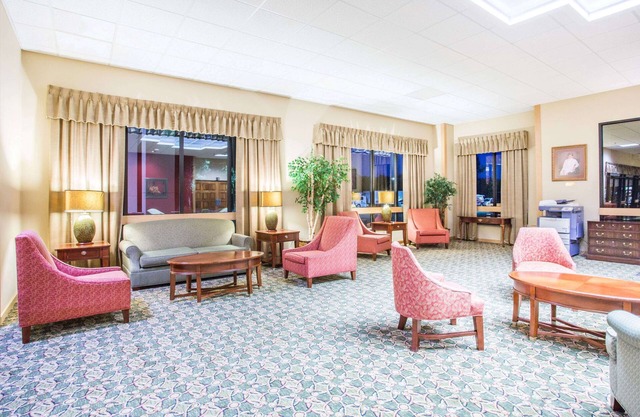 Days Inn & Suites by Wyndham Sutton Flatwoods