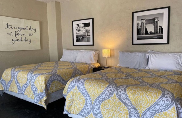 Dayton! 5 Beds, Sleeps 10, 2 Bedrooms + WIFI