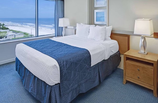 Daytona's Best Kept Secret! Full Kitchen, Outdoor Pool, Free Parking!
