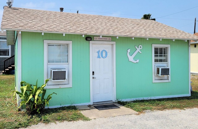 DB 10 High Tide-1 BR Cottage, Living Room, Kitchenette, Walk to Beach, Dogs OK!