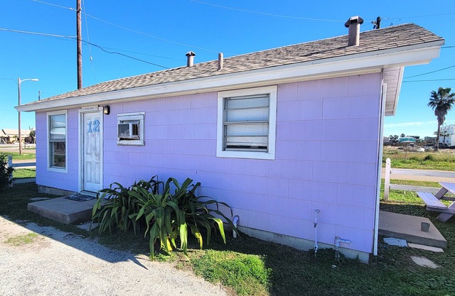 DB 12-Even Keel, 2 BR, 1 Bath Cottage with Kitchenette, Walk to Beach, Dogs OK!