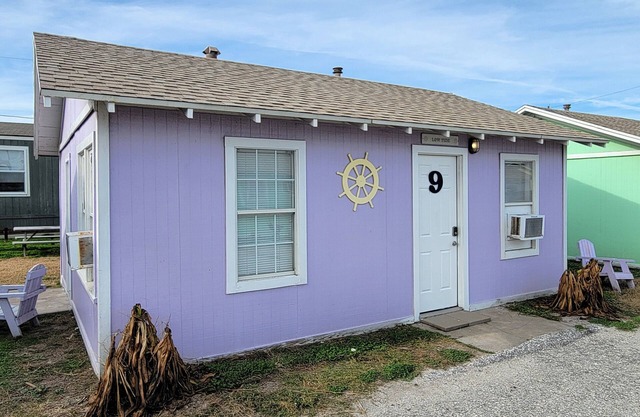 DB 9 Low Tide-1 BR Cottage, Living Room, Kitchenette, Walk to Beach, Dogs OK!