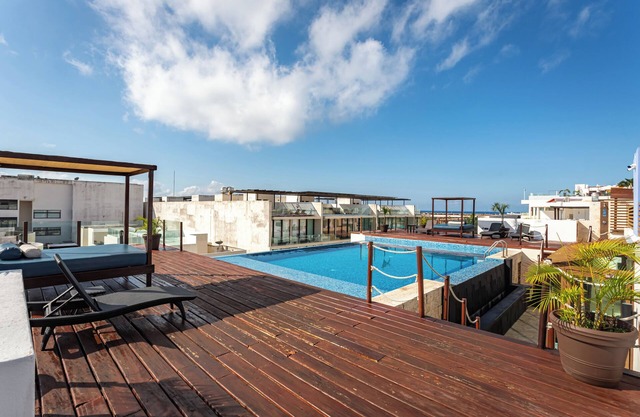 DE LUX CONDO, 5 MIN WALK TO BEACH, ONE BLOCK TO 5TH AVE