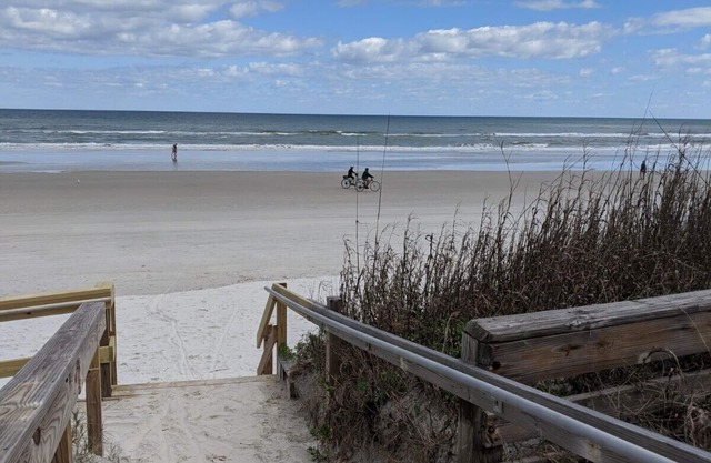 Deals Oct! - Affordable- New Smyrna Beach, Steps to the ocean.nClose to all.