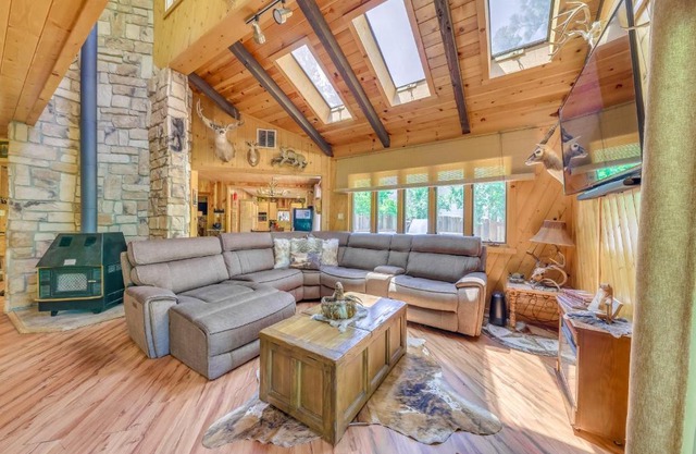 Deck and Hot Tub Bear Country Cabin in Ruidoso