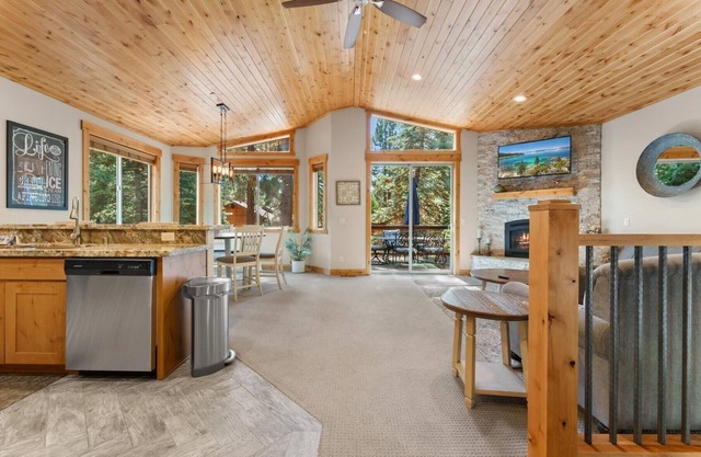 Deck, Bikes, Newer Build in Upper Kings Beach