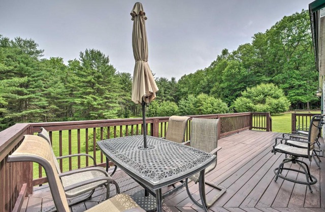 Deck, Fire Pit and Yard Mountain Escape!