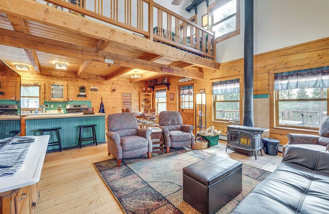 Deck, Fire Pit & Grill: Log Cabin in Black Hawk