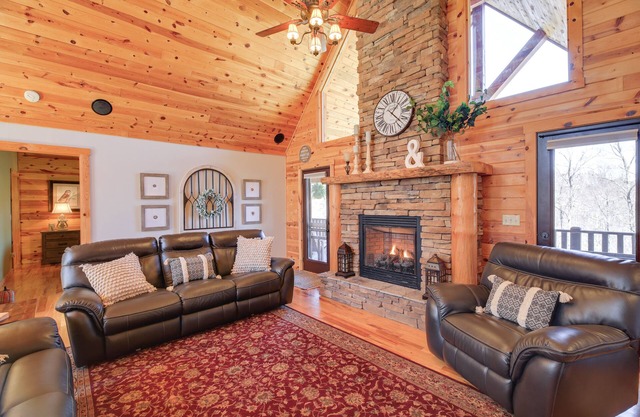 Deck, Gas Grill + Mtn Views: Sparta Cabin Stay!