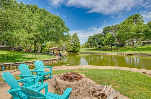 Deck, Grill and Fire Pit Waterfront Texas Retreat